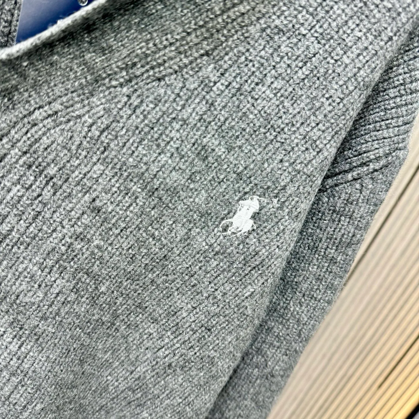 🅿️280 LF Ralph Lauren 25FW Taoist robe sweater is made of top-grade cashmere yarn. The new autumn and winter Oblique jacquard knitted cashmere sweater has a double-sided wearable design and is made of high-quality cashmere material. After fine weaving process, it presents a soft and comfortable touch and excellent thermal insulation performance. The iconic Oblique jacquard pattern is perfectly presented through precision knitting technology. It can be worn on both sides, showing different style charms. The round neck design is simple and elegant, suitable for various matching occasions. Exquisite knitting technology ensures that the clothes are not easily deformed and remain crisp and long-lasting. The double-sided design concept reflects LV's perfect balance of practicality and fashion. Each sweater undergoes strict quality inspection to ensure that the quality meets the brand's consistently high standards. This knitted item combines warmth and style, making it an exquisite addition to your autumn and winter wardrobe. Size:S/M/L/XL
